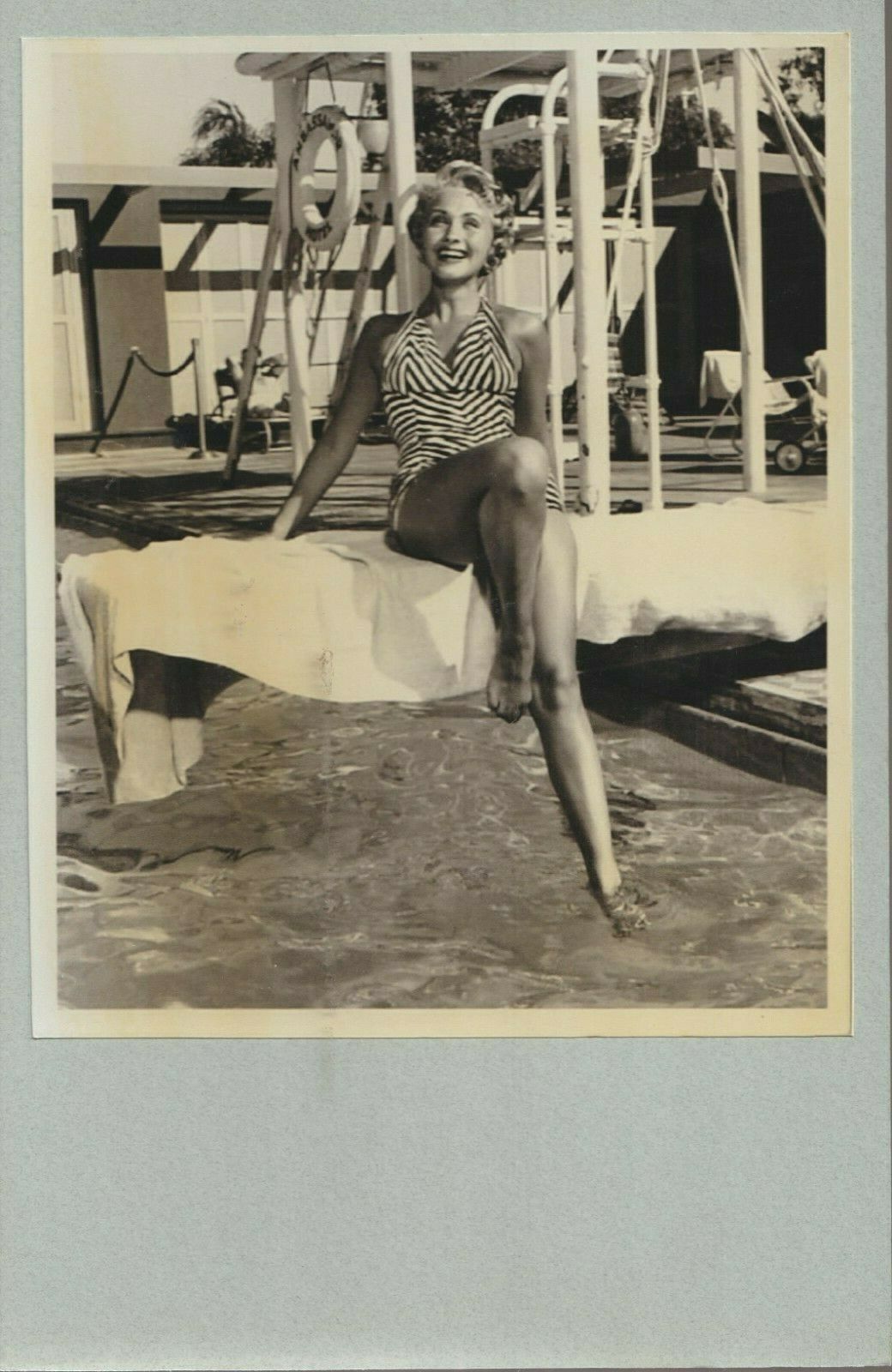 1940 Photo Jane Powell In A Swimsuit